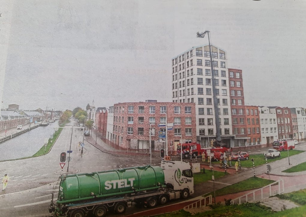 Stelt-voertuig bij een gebouwontruiming na stormschade in Den Helder